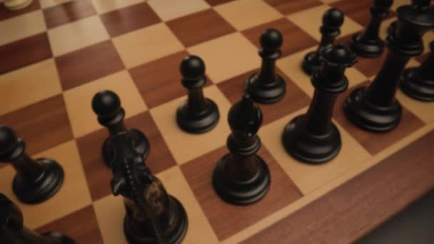 チェスのテーブルの上に移動し 最も重要なチェスピースに焦点を当てるスローモーションカメラ — ストック動画