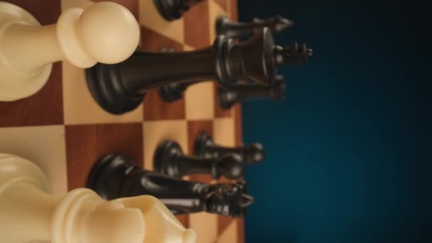 Kamera Som Rör Sig Och Fokuserar Den Svarta Kungen Schackspelet — Stockvideo