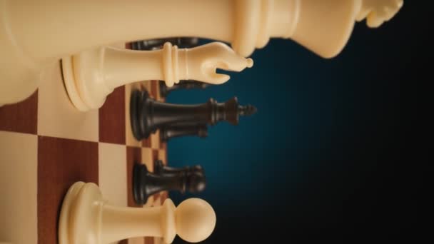 Kamera Rör Sig Schackbordet Spelets Gång Och Fokuserar Den Svarte — Stockvideo