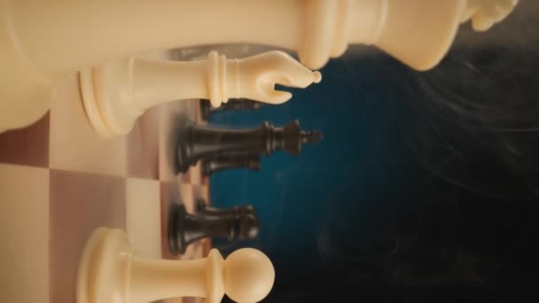 黒い王は煙の効果で覆われ それに向かって移動するカメラとのチェスのゲームの間に自分自身を明らかに — ストック動画