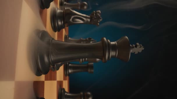 Preto Xadrez Rei Aparecendo Através Fumaça Durante Importante Jogo Xadrez — Vídeo de Stock
