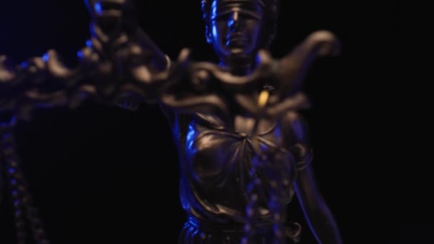Vacker Kvinnlig Ögonbindel Staty Som Håller Våg Som Representerar Rätt — Stockvideo