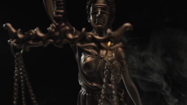 Estatua Femenina Ciega Fondo Ahumado Oscuro Sosteniendo Equilibrio Peso Mano — Vídeo de stock