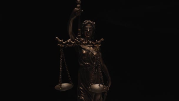 Слепая Статуя Изображающая Богиню Правосудия Держащую Весы Темном Фоне Дыма — стоковое видео