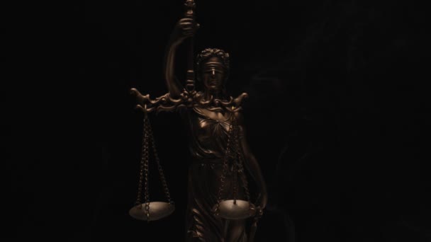 Красивая Мраморная Женская Статуя Держит Равновесие Руке Завязанными Глазами Черном — стоковое видео