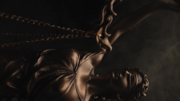 蒙住眼睛的女神像 象征着在烟雾和闪电背景下的正义女神 — 图库视频影像