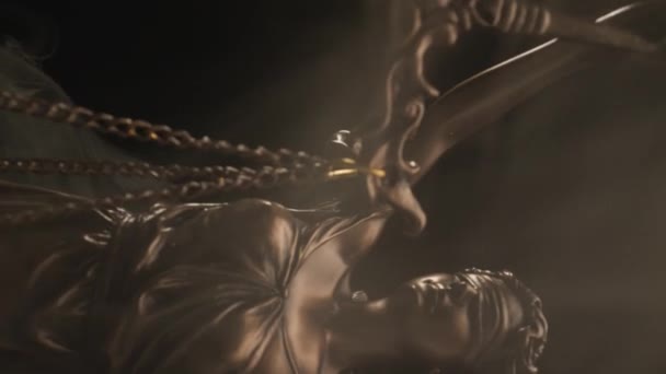 大理石女神像 有重量刻度 在黑色背景上移动和旋转 并带有烟雾 — 图库视频影像