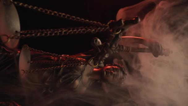 女性大理石雕像 眼罩在烟雾弥漫的黑色背景上 闪烁着红色闪电 以保持平衡 — 图库视频影像