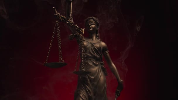 蒙眼大理石雕像 代表正义女神 在深红色背景下保持平衡 — 图库视频影像