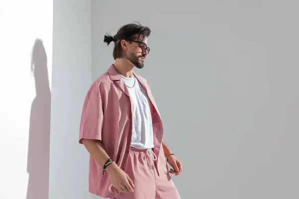 Вид Сбоку Прохладного Модного Человека Солнечных Очках Розовой Одежде Смотрящего Стоковое Изображение