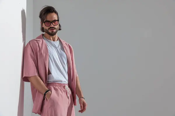 Porträt Eines Lässigen Modetypen Mit Sonnenbrille Pinkfarbener Kleidung Der Die lizenzfreie Stockfotos