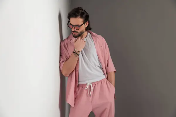 Porträt Eines Coolen Lässigen Mannes Mit Sonnenbrille Pinkfarbener Kleidung Der lizenzfreie Stockbilder