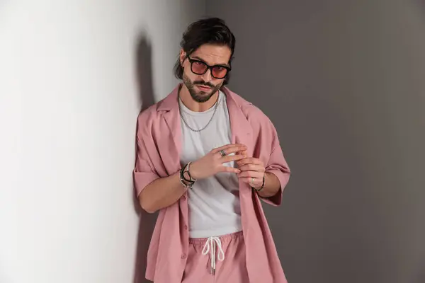 Schöner Junger Mann Pinkfarbener Freizeitkleidung Mit Sonnenbrille Die Nach Vorne lizenzfreie Stockfotos