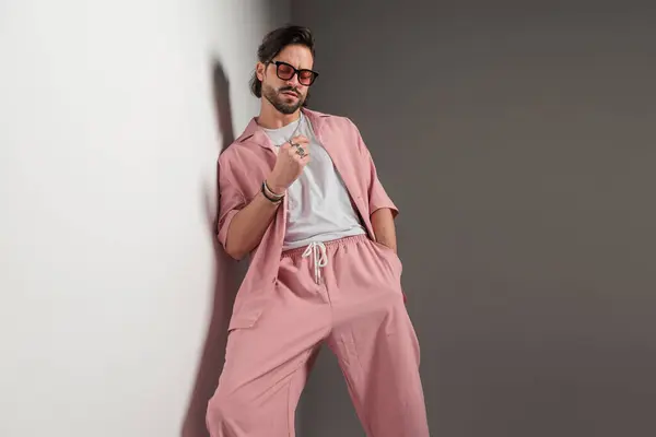 Cool Mode Man Roze Kleren Met Een Zonnebril Hand Hand Rechtenvrije Stockfoto's