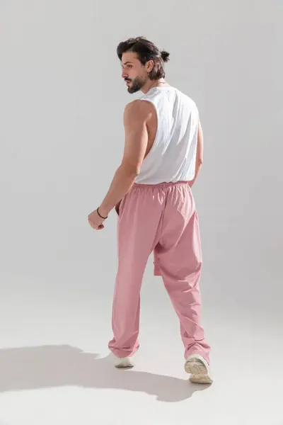 Rückansicht Eines Sexy Fitten Mannes Turnbekleidung Der Vor Grauem Hintergrund Stockfoto