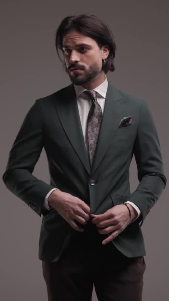 Vertikales Video Von Sexy Coolen Geschäftsmann Eleganten Anzug Fuß Blick — Stockvideo