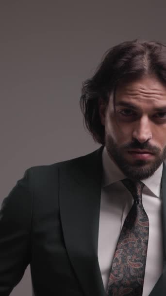 Primo Piano Video Sexy Uomo Elegante Giacca Cravatta Guardando Avanti — Video Stock