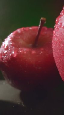 Proje videosu, üzerinde sabah çiği olan taze kırmızı elmalarla sağlıklı beslenme kavramını gösteriyor.