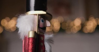 Bayramları bu hayret verici fındıkkıran bibloyla kutlamak rüya gibi bokeh ışıklarının arasında dönerek mükemmel bir festival atmosferi yaratmak.