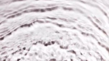 Temiz su dalgalarının hareketini yakalayan video projesi zihninizi rahatlatmak için sakin bir ortam yaratıyor.