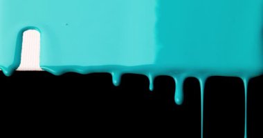 Damlayan mavi boya, tuvalden aşağı akıyor, koyu zıtlıklar ve canlı renkler yaratıyor, sıvı hareket, sıvı sanatın dokulu ve soyut bir sahnesini oluşturuyor.