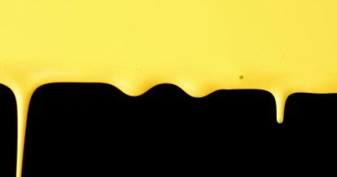 Siyah zemin boyunca uzanan parlak sarı renkler yüksek ve koyu bir kontrast oluşturuyor.