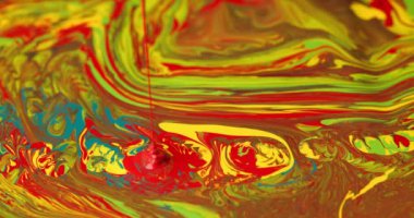 Boyanın kırmızı ve yeşil damlalarının oluşturduğu eşsiz bir proje videosu aşağı doğru akıyor ve soyut bir sanat formu oluşturuyor.