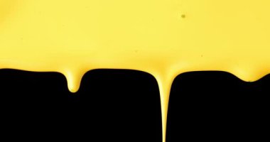 Dinamik hareketlerle damlayan canlı sarı boya, canlı, soyut bir sahne, sıvı renkler ve yüksek kontrastlı sıvı sanatla harmanlanan dokular yaratır..