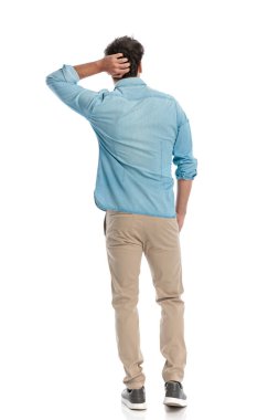 20 'li yaşlarındaki bir öğrencinin, hayatındaki sorunlara çözümler ararken kafasını kaşıması.