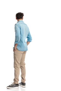 Mavi kot gömlekli sıradan bir adamın el ele tutuşup beyaz arka planda durduğu arka plan.