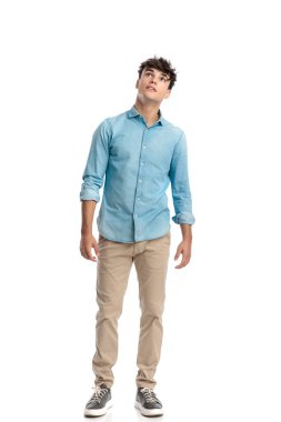 Yirmili yaşlardaki çekici genç bir öğrenci parlak gözleriyle ve yumuşak gülümsemesiyle hayallerle ve umutlarla dolu bir dünyada kaybolmuş.