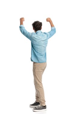 Arkadan bakan sıradan bir adam kollarını havaya kaldırıp zafer dolu bir anı başarıyla kutluyordu.