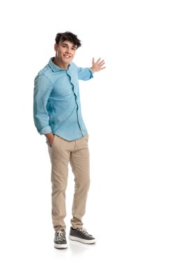 Mavi gömlekli mutlu öğrenci kollarını açıyor ve bir davetiye hazırlıyor. Beyaz arka planda sıcak gülümsemeli insanları selamlıyor. 