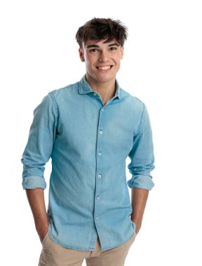 Mavi kot gömlekli kendine güvenen genç adam gülümsüyor ve beyaz arka planda el ele tutuşuyor.