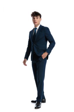 Lacivert takım elbiseli seksi genç işadamı el ele tutuşup beyaz arka planda gülümsüyor.