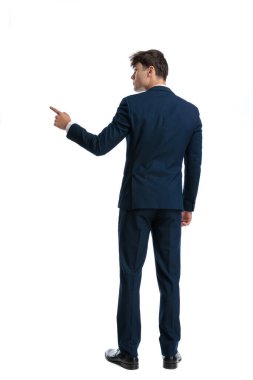 Lacivert takım elbiseli genç işadamlarının, beyaz arka planda durarak ve parmakla işaret ederek taraf değiştirmelerini izledik.