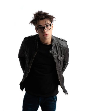 Çılgın saç stili ve siyah deri ceketli şehvetli punk çocuk arkada el ele tutuşuyor ve beyaz arka planda havalı bir poz veriyor.