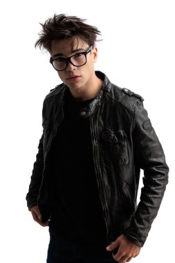 20 'li yaşlarda, gözlüklü, siyah deri ceketli ve beyaz arka planda havalı olan seksi bir genç.