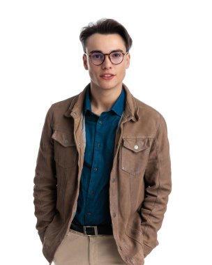 Deri ceketli ve gözlüklü rahat akıllı bir adam beyaz arka planda duruyor.