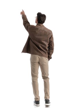 Beyaz arka planda dikilirken parmak gösteren ve uzaktan bakan akıllı sıradan adamın arka plan görüntüsü