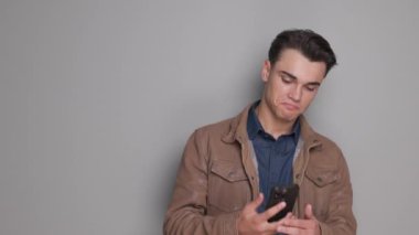 Elveda öpücüğü verirken telefonuna bakıp cevap veren sıradan bir adam için sürpriz oldu.