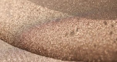 Parlak ışıkların parıldadığı ve yayıldığı altın dokusuna yakın çekim