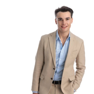 Beyaz arka planda dururken bej takım elbiseli ve mavi gömlekli yakışıklı öğrencilerin yakın plan fotoğrafı.