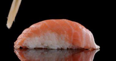 Tek parça pembe somon nigiri suşi ve yumuşak Japon pilavı fırçayla yağlanıp Japon yemeği olarak servis edilmeye hazır.
