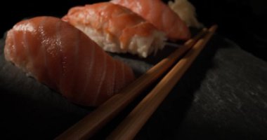 Üç lezzetli nigiri suşi grubu karides ve somondan yapılmış. Çubuk ve zencefilli.
