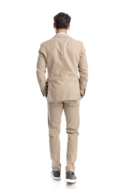 Beyaz arka planda duran, rahat, rahat, rahat, rahat, sıradan bir adamın arka plan görüntüsü.