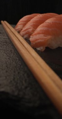 Çiğ somon, pirinç, zencefil ve wasabi turşusundan yapılmış lezzetli sağlıklı Japon yemeklerini yakın plan yapın.