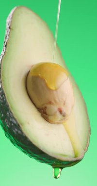 Avokado tohumu, ketojenik diyet için sağlıklı olan besin yağına batırılmış.