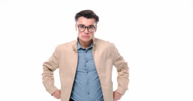 Çekici genç adamın elini ceketinin cebine koyup beyaz arka planda yürüyüp gittiği bir video projesi.