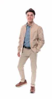 Moda adamı gülümseyen ve parmaklarını öne doğru gösteren beyaz arka planda el ele tutuşan.